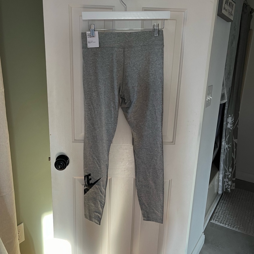 NWT Nike Leggings Tight Fit Regular Length Medium